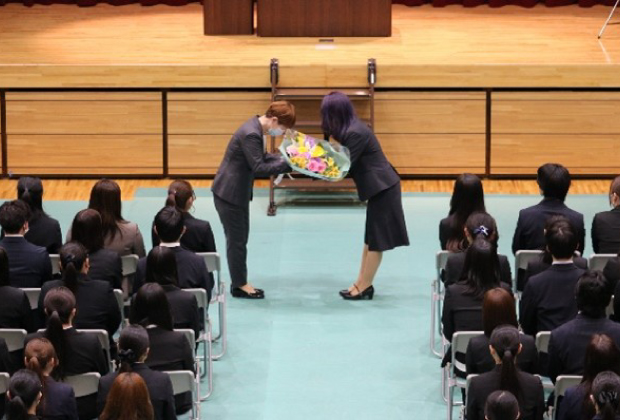 同窓会より新入生へ花束贈呈